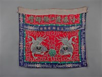 藏品(顯輝壇紅地盤金彩繡雙獅戲球紋桌帷)的圖片