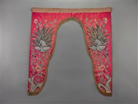 藏品(桃紅地盤金彩繡孔雀紋帳帘)的圖片