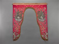 藏品(桃紅地盤金彩繡孔雀紋帳帘)的圖片