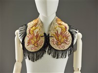 藏品(白色蟒紋雲肩)的圖片