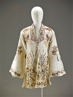 藏品(白色亮片蝶紋女帔)的圖片