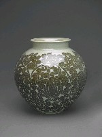 藏品(纏枝紋綠色瓷瓶)的圖片