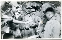 藏品(早期軍旅生活20：訪視官長聽取雲南人民反共志願軍隊員偵搜簡報)的圖片