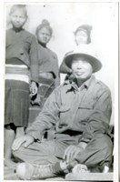 藏品(早期軍旅生活30：雲南人民反共志願軍司令柳元麟將軍與3位少數民族少女合影)的圖片