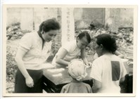 藏品(戰時兒童保育會總會理事長蔣宋美齡視察遭日機轟炸後保育院收容教養難童照片1)的圖片