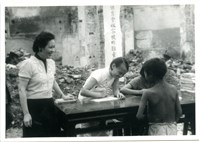 藏品(戰時兒童保育會總會理事長蔣宋美齡視察遭日機轟炸後保育院收容教養難童照片2)的圖片