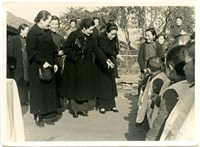 藏品(戰時兒童保育會總會理事長宋美齡偕宋慶齡、宋靄齡視察保育院收容院童生活照1)的圖片