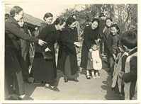 藏品(戰時兒童保育會總會理事長宋美齡偕宋慶齡、宋靄齡視察保育院收容院童生活照2)的圖片