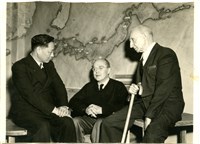 藏品(國際宣傳處副主任董顯光、重慶中央政治學校新聞學院院長Rodney Gilbert、《教務雜誌》編輯Frederick Lionel Pratt於1945年3月間重慶合影)的圖片