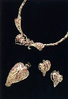 藏品(項鍊、手鐲、耳環)的圖片