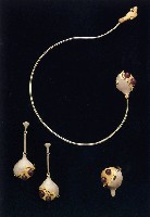 藏品(項鍊、別針、耳環)的圖片