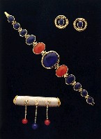 藏品(手鐲、別針、耳環)的圖片