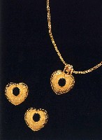 藏品(項鍊、耳環)的圖片