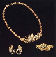 藏品(逐浪--項鍊、胸針、耳環)的圖片