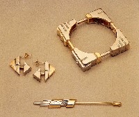 藏品(解構主義的謬思--手環、別針、耳環)的圖片