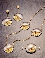 藏品(新銅器時代--項鍊、胸針、耳環)的圖片