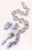 藏品(織--項鍊、胸針、耳環)的圖片