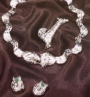 藏品(草原上的悄悄話--項鍊、胸針、耳環)的圖片