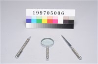 藏品(全節雕刻筆、拆信刀、放大鏡)的圖片