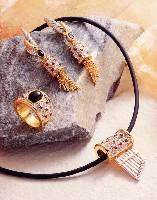 藏品(音樂盒--項圈、戒指、耳環)的圖片