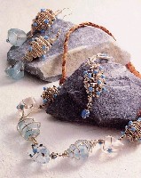 藏品(立異--項圈、胸針、耳環)的圖片