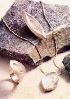 藏品(起伏--項圈、胸針、戒指)的圖片