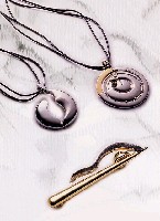 藏品(陽剛與柔情--項圈、別針)的圖片