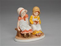 藏品(雀斑人形/二女坐椅看書)的圖片