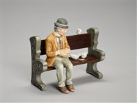 藏品(老人家坐在公園長椅上餵白鴿)的圖片