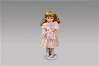 藏品(粉紅小禮服/梳頭髮)的圖片