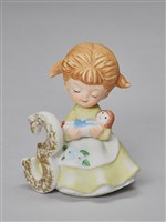 藏品(少女成長系列：三歲/抱人形)的圖片