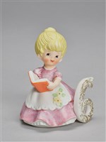 藏品(少女成長系列：六歲/看書)的圖片