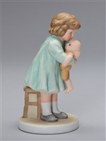 藏品(女/抱人形)的圖片