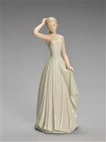 藏品(穿晚宴服長髮高束少女)的圖片