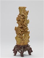 藏品(樹幹葡萄攀籐青田石雕刻花插)的圖片