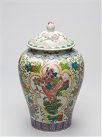 藏品(釉上彩花蝶紋蓋罐)的圖片