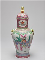 藏品(粉彩群仙祝壽雙獅銜環耳蓋瓶)的圖片