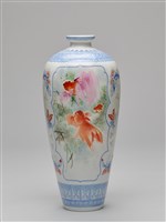 藏品(青花加彩金魚紋玲瓏瓷梅瓶)的圖片