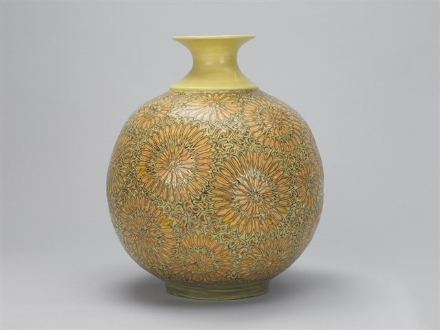 雕釉黃底菊花紋瓶