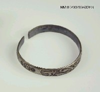 藏品(「安」、「居」合金手鐲)的圖片
