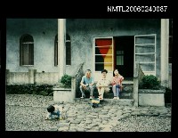 藏品(邵僩和楊雪娥、女兒彥玫、小外孫坐在小屋前)的圖片