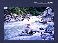 藏品(林宗源攝於溪邊)的圖片