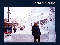 藏品(林宗源攝於冰雕前)的圖片