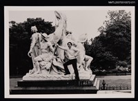 藏品(王愷獨照（雕塑前）（翻拍照）)的圖片