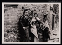 藏品(王愷與旅遊當地人合照（翻拍照）)的圖片