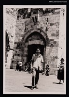 藏品(向明於景點留影（站姿，全身照）（翻拍照）)的圖片