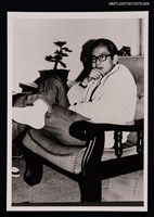 藏品(向明獨照（手覆下巴，坐姿）（翻拍照）)的圖片