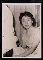 藏品(蓉子獨照（坐姿，半身照）（翻拍照）)的圖片