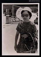 藏品(蓉子獨照（戶外，戴帽）（翻拍照）)的圖片