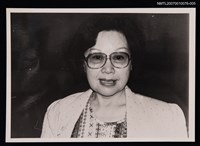 藏品(蓉子獨照（肩披圓點外套）（翻拍照）)的圖片